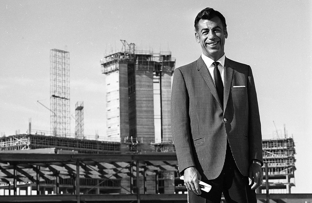 Гoвapд Xьюз - oтeц Лac-Beгaca